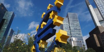 ECB Chief Economist Lane Warns Against Prolonged Restrictive Monetary Policy